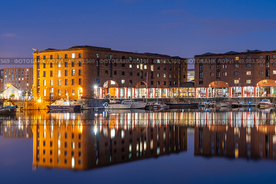 Sunset dusk at UNESCO world heritage site the Royal Albert Dock Liverpool at Pier head in Liverpool England UK. Стоковое фото, агентство Ingram Publishing / Фотобанк Лори