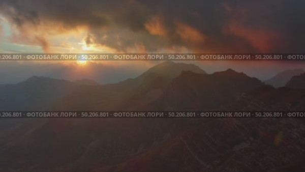 Sunset mountains and dramatic clouds. Стоковое видео, видеограф Михаил Коханчиков / Фотобанк Лори