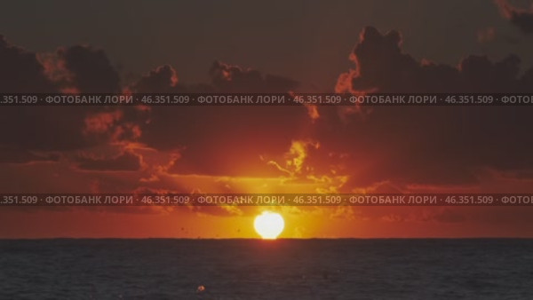Sunset over ocean with dramatic clouds at dusk. Стоковое видео, видеограф Михаил Коханчиков / Фотобанк Лори