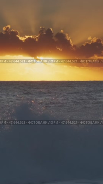 Sunset over sea waves with vibrant colors. Стоковое видео, видеограф Михаил Коханчиков / Фотобанк Лори
