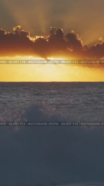 Sunset over sea waves with vibrant colors. Стоковое видео, видеограф Михаил Коханчиков / Фотобанк Лори