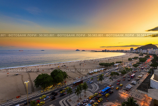 Sunset view of Copacabana beach and Avenida Atlantica in Rio de Janeiro, Brazil. Стоковое фото, агентство Ingram Publishing / Фотобанк Лори