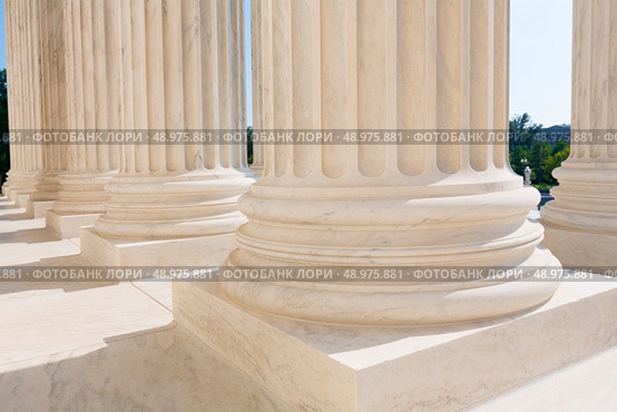 Supreme Court of United states columns row in Washington DC. Стоковое фото, агентство Ingram Publishing / Фотобанк Лори