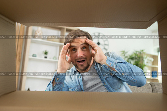 suprised man looking for something inside box. Стоковое фото, агентство Ingram Publishing / Фотобанк Лори