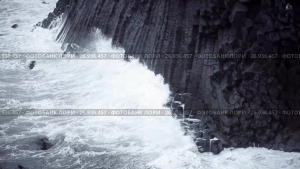 Surf on beach, beautiful and harsh nature of Iceland. Стоковое видео, видеограф Юлия Колтырина / Фотобанк Лори