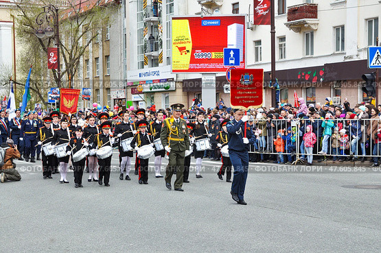 Суворовцы-барабанщики на параде Победы 9 мая. Город Тюмень (2017 год). Редакционное фото, фотограф Александр Тараканов / Фотобанк Лори