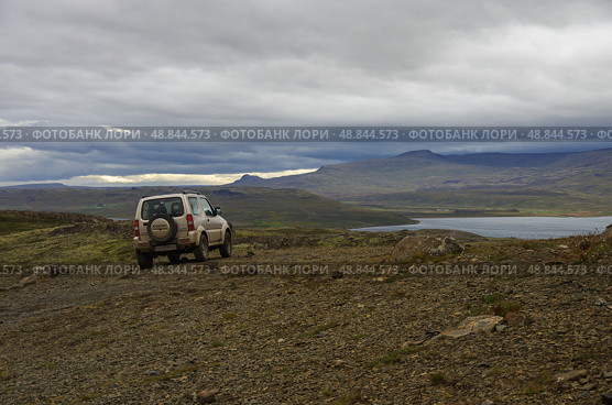 Suzuki Jimny  на  Боргарвирки ( Borgarvirki ) - вулканическая базальтовая крепость на полуострове Ватнснес ( Vatnsnes ) в Северной Исландии (2014 год). Редакционное фото, фотограф Дымов Игорь / Фотобанк Лори