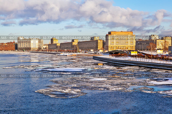Свердловская набережная, Малоохтинский мост, гостиница "Охтинская". Санкт-Петербург (2019 год). Редакционное фото, фотограф Сергей Афанасьев / Фотобанк Лори