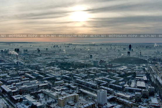 Свердловская область. Екатеринбург. Смог над городом (2022 год). Стоковое фото, фотограф Донат Сорокин / ТАСС / Фотобанк Лори