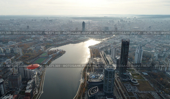 Свердловская область. Екатеринбург. Смог над городом (2021 год). Стоковое фото, фотограф Донат Сорокин / ТАСС / Фотобанк Лори