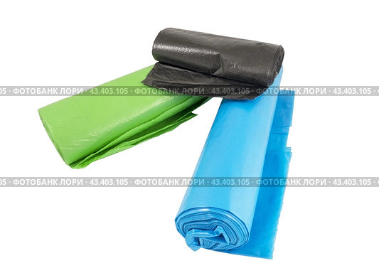 Свернутые в рулон мешки для мусора на белом фоне. Roll plastic garbage bags isolated on white background. Стоковое фото, фотограф Татьяна Д / Фотобанк Лори