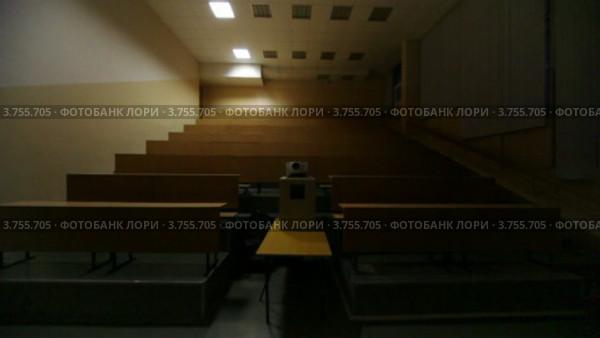 Свет выключается и включается в пустой лекционной аудитории. Стоковое видео, видеограф Losevsky Pavel / Фотобанк Лори