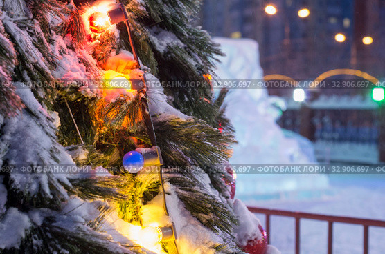 Светящаяся гирлянда на новогодней ели. Glowing garland on a Christmas tree. Стоковое фото, фотограф Евгений Романов / Фотобанк Лори
