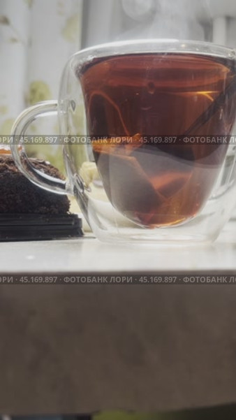 Свежий чай заваривается в прозрачной чашке. Нижняя точка обзора. Стоковое видео, видеограф Ярославский Максим / Фотобанк Лори