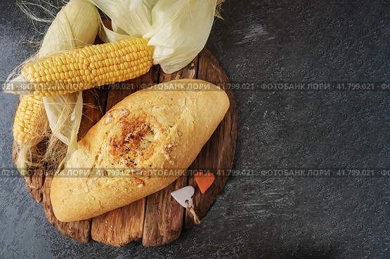Свежий кукурузный хлеб и початки кукурузы на столе. Концепция продуктового антикризиса. Стоковое фото, фотограф Оксана Медведева / Фотобанк Лори