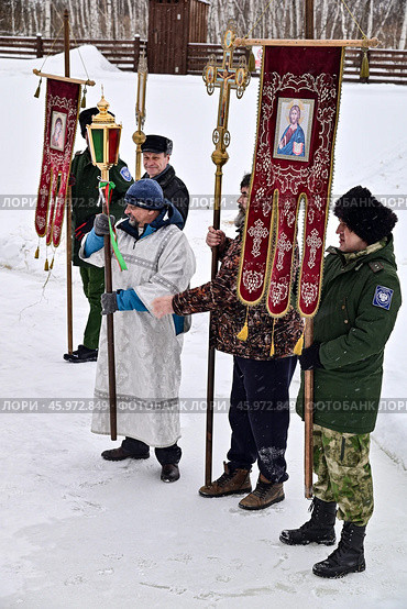 Священик и казаки с крестом и хоругвями в крещение. Редакционное фото, фотограф Александр Тараканов / Фотобанк Лори