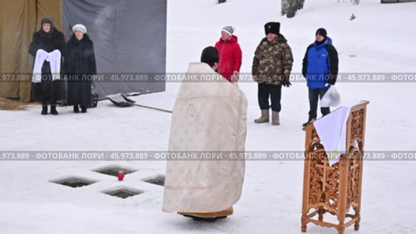 Священнослужители проводят церемонию освящения проруби на Крещение. Редакционное видео, видеограф Александр Тараканов / Фотобанк Лори
