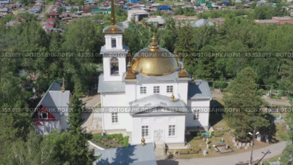Свято-Троицкая церковь - православный храм в городе Ирбит. Вид с высоты. Россия (2021 год). Стоковое видео, видеограф Евгений Ткачёв / Фотобанк Лори