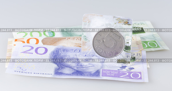 Swedish Five Krona Coin in Ice. Стоковое фото, фотограф Niklas Emmoth / PantherMedia / Фотобанк Лори