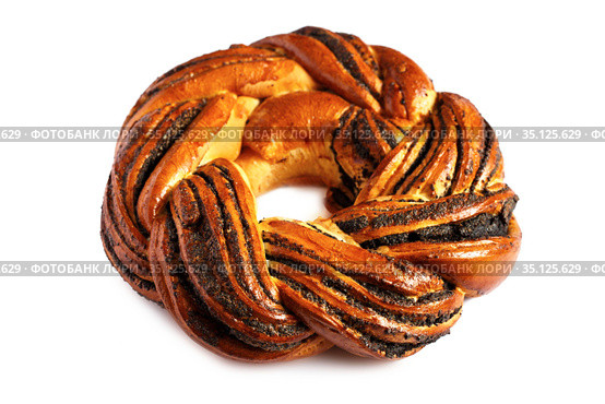 Sweet Bread Wreath isolated on white background. Honey brioche garland with dried berries and nuts. Holiday recipes. Braided Bread. Cinnamon Twist Bread Wreath. Christmas Wreath Bread. Стоковое фото, фотограф Nataliia Zhekova / Фотобанк Лори