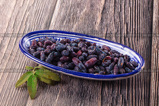 Sweet juicy ripe honeysuckle berries. Стоковое фото, фотограф Андрей Старостин / Фотобанк Лори