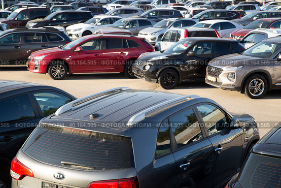 Syktyvkar, Komi, Russia, June 8, 2022,Used car parking. Car sales. Редакционное фото, фотограф Александр Поташев / Фотобанк Лори