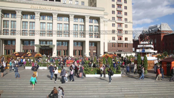 Сырная ярмарка в Москве на Манежной площади (2016 год). Редакционное видео, видеограф Наталья Волкова / Фотобанк Лори
