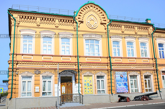 Syzran, Russian Federation - August 11, 2023: Historic yellow building of Museum of Local Lore. Редакционное фото, фотограф Наталья Семкина / Фотобанк Лори