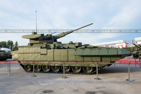 Т-15 (Объект 149) — перспективная российская боевая бронированная машина на базе универсальной гусеничной платформы «Армата». Вид сбоку. Парк Патриот (2020 год). Редакционное фото, фотограф Виктор Карасев / Фотобанк Лори