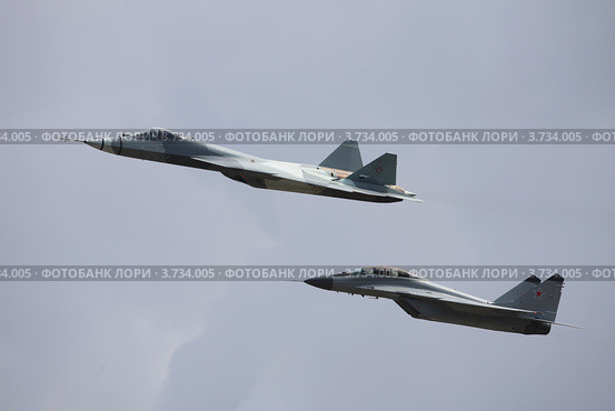 Т-50 и МиГ-29М2, полёт парой (2012 год). Редакционное фото, фотограф Михеев Алексей / Фотобанк Лори