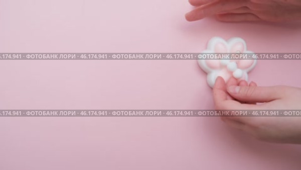 Taba paw pink and white colorful anti-stress toys squirt on baby's hand. Стоковое видео, видеограф Терехова Марина / Фотобанк Лори