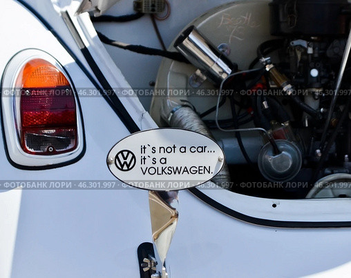 Табличка на старом автомобиле: "It's not a car...  it's a Volkswagen" (Фольксваген Жук) (2014 год). Редакционное фото, фотограф Snezka / Фотобанк Лори