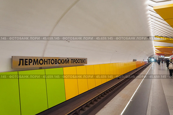 Табличка с названием станции "Лермонтовский проспект" в Московском метро на Таганско-Краснопресненской линии. Редакционное фото, фотограф Алёшина Оксана / Фотобанк Лори