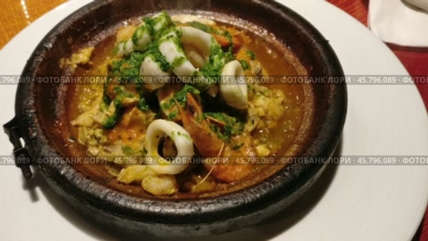 Tagine with seafood in a pottery Morocco. Стоковое видео, видеограф Михаил Коханчиков / Фотобанк Лори