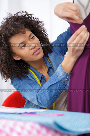 tailor working on a design or draft. Стоковое фото, агентство Ingram Publishing / Фотобанк Лори