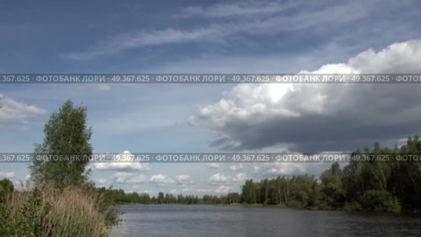 Таймлапс. Бегущие облака над лесным озером. Подмосковье. Май. Timelapse. Running clouds over a forest lake. Moscow region. May. Стоковое видео, видеограф Горшков Александр / Фотобанк Лори