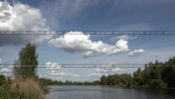 Таймлапс. Бегущие облака над лесным озером. Подмосковье. Май. Timelapse. Running clouds over a forest lake. Moscow region. May. Стоковое видео, видеограф Горшков Александр / Фотобанк Лори