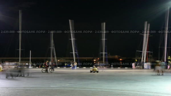 Таймлапс. ночью на набережной Ялты. Крым, Украина. (2010 год). Редакционное видео, видеограф ILLYCH / Фотобанк Лори