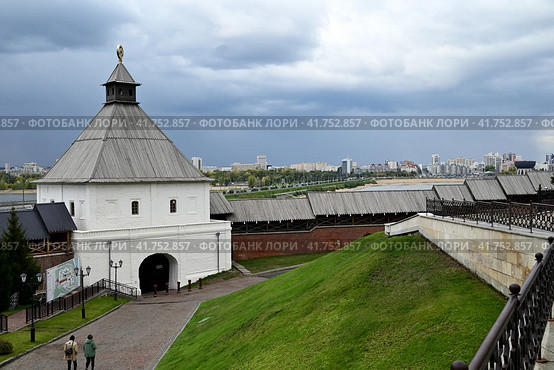 Тайницкая проездная башня Казанского кремля (2023 год). Редакционное фото, фотограф Александр Тараканов / Фотобанк Лори