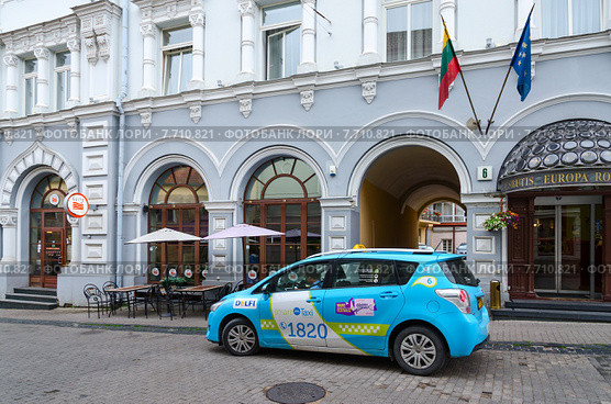 Такси на улице Аушрос Варту возле четырёхзвёздочного отеля Europe Royal Vilnius, Вильнюс, Литва (2015 год). Редакционное фото, фотограф Ольга Коцюба / Фотобанк Лори