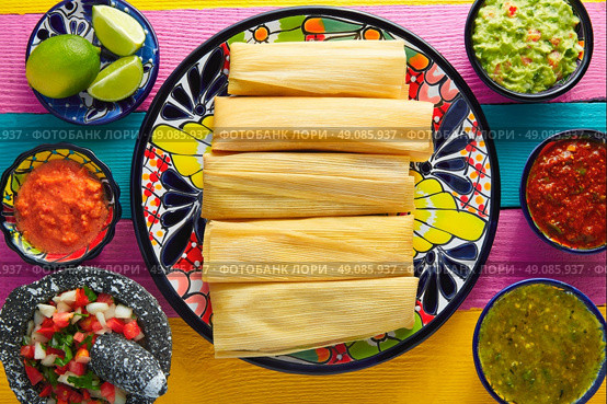 Tamale with corn leaf and sauces guacamole pico de gallo. Стоковое фото, агентство Ingram Publishing / Фотобанк Лори