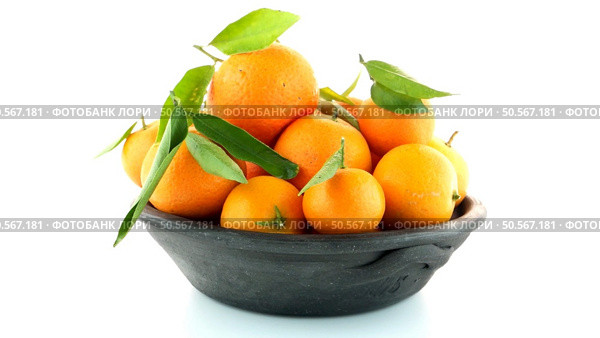 Tangerines on clay bowl isolated on white background. Стоковое фото, агентство Ingram Publishing / Фотобанк Лори