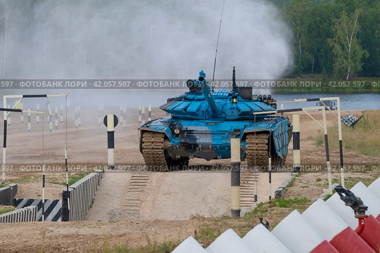 Танк Т-72Б3 в голубой окраске на танковом полигоне Алабино. Танковый биатлон, Международные военные игры (2022 год). Редакционное фото, фотограф Виктор Карасев / Фотобанк Лори