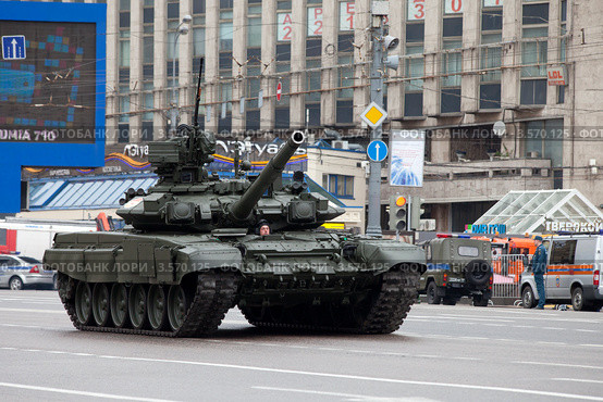 Танк Т-90. Подготовка к параду Победы 9 мая. Москва (2012 год). Редакционное фото, фотограф Литвяк Игорь / Фотобанк Лори