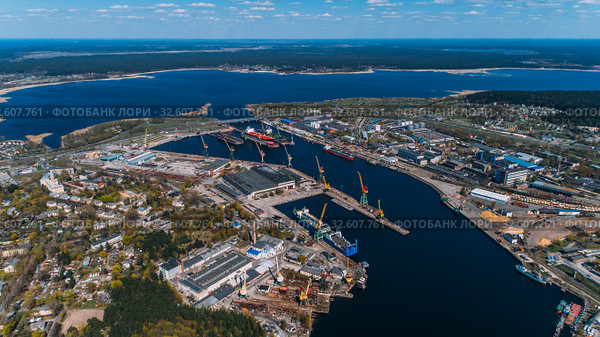 Tanker vessel repair in dry dock Shipyard, Drone shot. Стоковое фото, фотограф Aleksejs Bergmanis / Фотобанк Лори