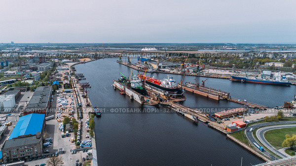 Tanker vessel repair in dry dock Shipyard, Drone shot. Стоковое фото, фотограф Aleksejs Bergmanis / Фотобанк Лори