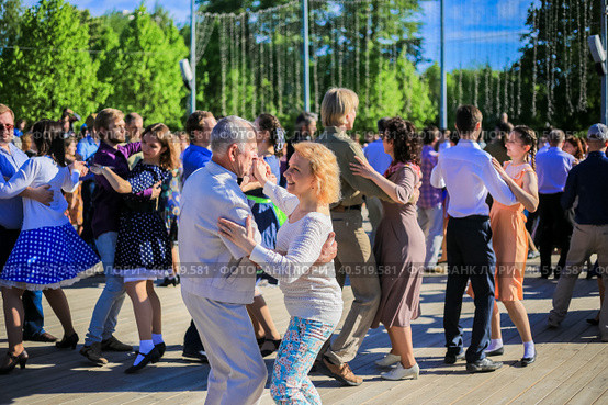 Танцы в парке Горького (2018 год). Редакционное фото, фотограф Константин Смилга / Фотобанк Лори