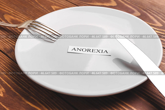 Тарелка и столовые приборы с надписью ANOREXIA на столе. Стоковое фото, фотограф Pixel_shot / Фотобанк Лори