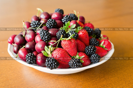 Тарелка, полная спелых ягод. Berry plate. Стоковое фото, фотограф Сергей Левыкин / Фотобанк Лори