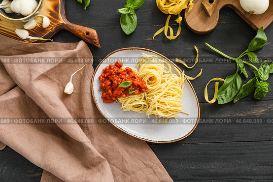 Тарелка с вкусной пастой болоньезе на столе. Стоковое фото, фотограф Pixel_shot / Фотобанк Лори